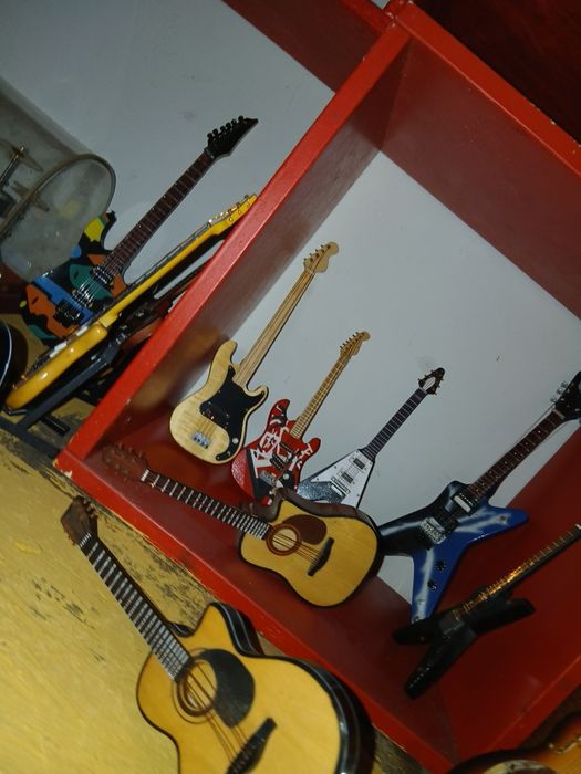 Colecao guitarra minitura por 250 €