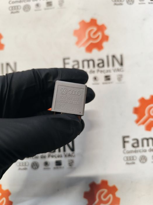 Réle  - 8D0951253 - AUDI Q7 (4LB)