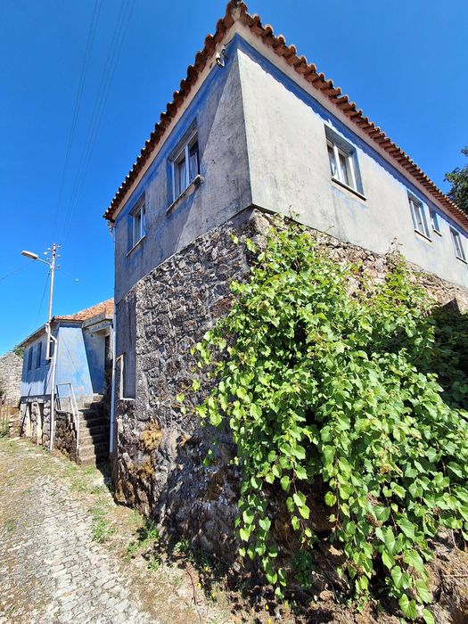 2 Moradias (T2 + T3) para venda em Cambra, Vouzela