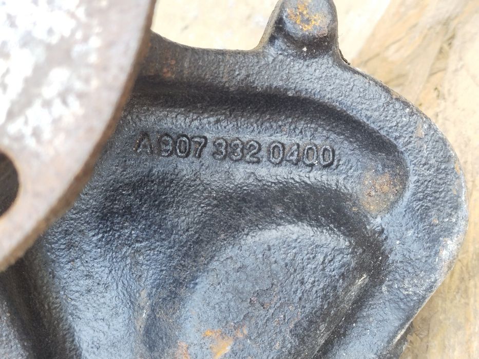 Mercedes Sprinter W907 18- кулак передний правый цапфа ступица