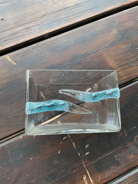 Kwadratowa szklana miska z elementwm dekoracyjnym