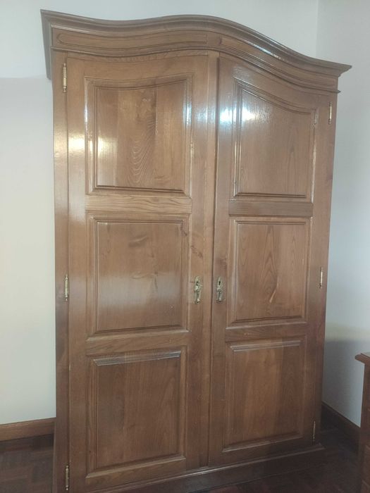 Roupeiro, mesa de cabeceira e cama individual (ofereço colchão)