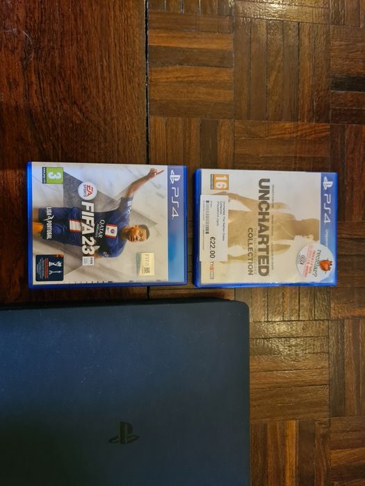 Playstation 4 Slim com 3 comandos
