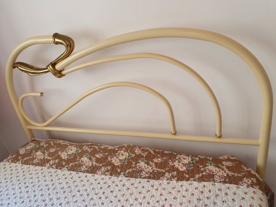 Cama em ferro com apontamentos dourados