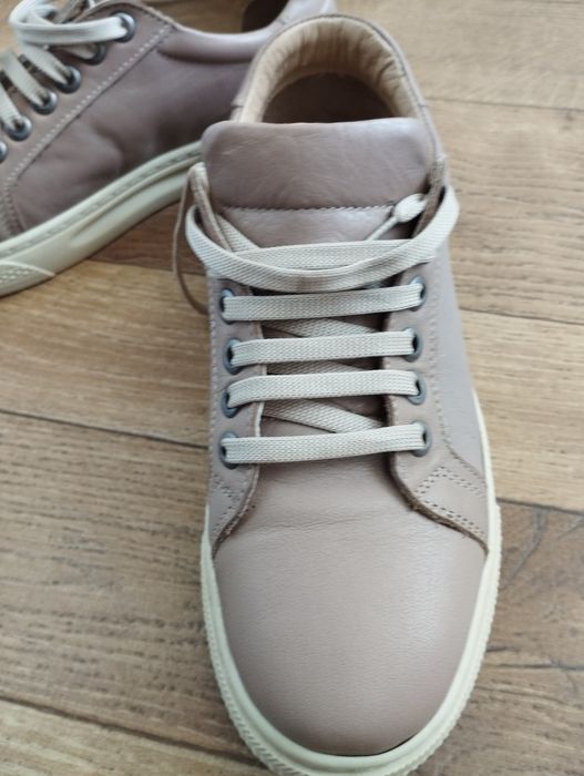 Продам кроссовки кожа