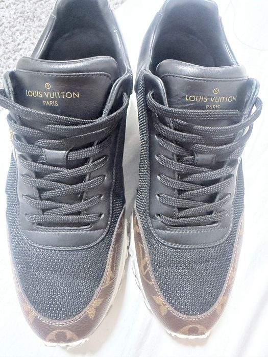 Louis Vuitton modelo da linha Run Away Sneaker.