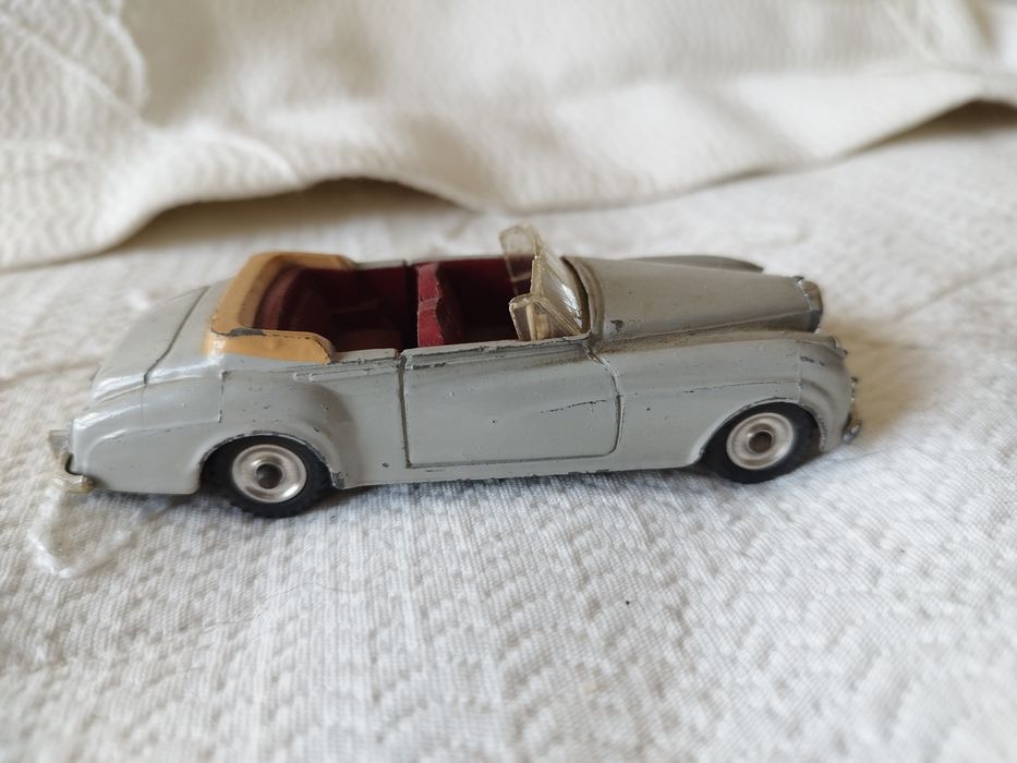 Miniatura do Bentley S2 da Dinky Toys (referência 194), fabricado em Inglaterra. Escala 1/43.