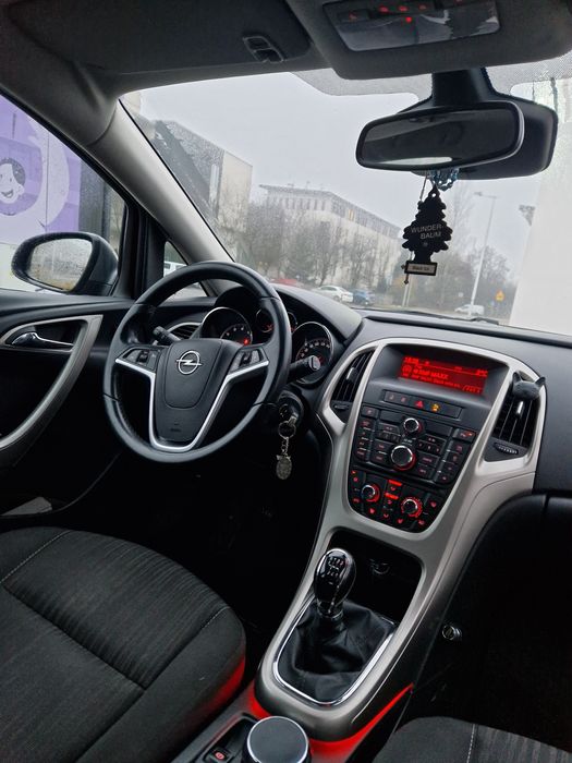 Opel Astra J 1.4 Turbo z  2010 roku w  bardzo dobrym  stanie