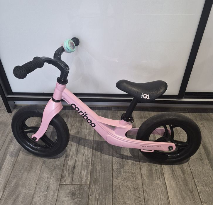 Rowerek biegowy Cariboo różowy + akcesoria