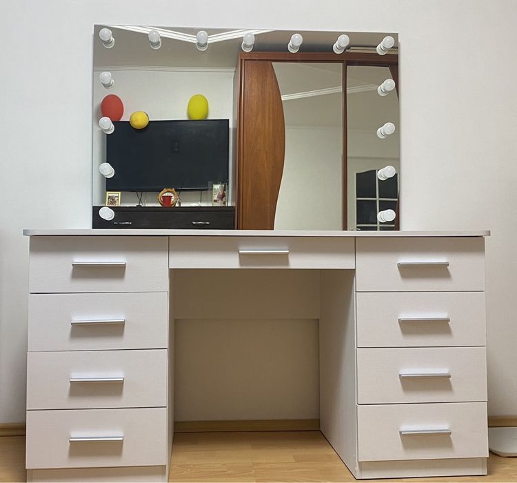 столик , стіл ,новий