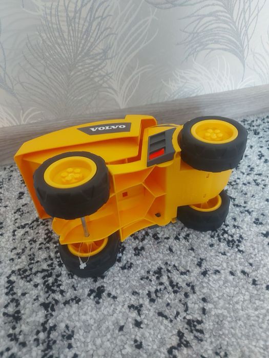 Вантажівка, самоскид volvo
