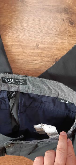 [15] Spodnie materiałowe marki CROPP w rozmiarze 32.