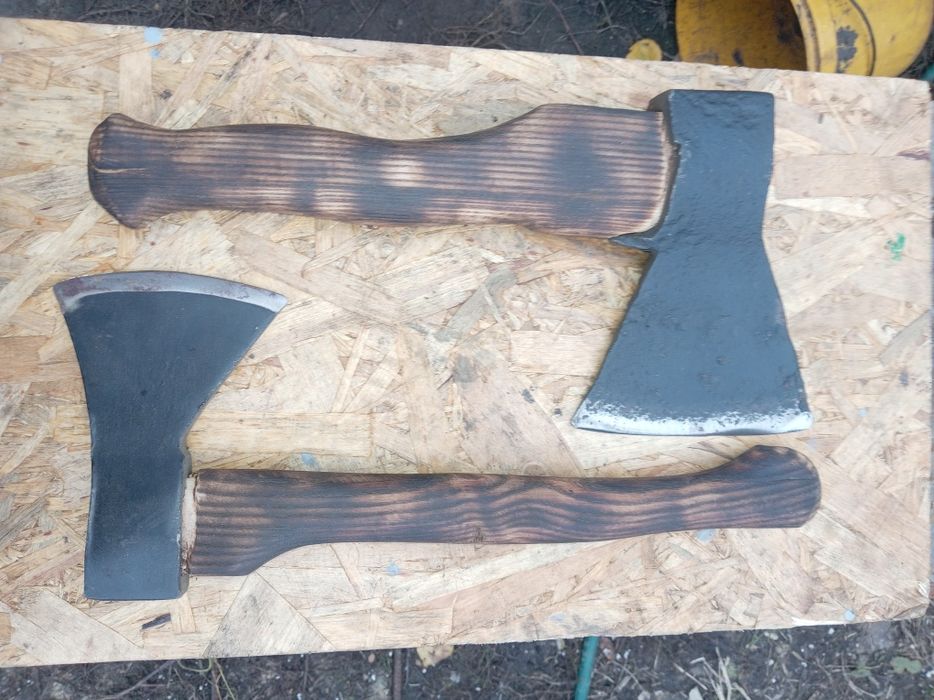 Топори молотки кувалди.