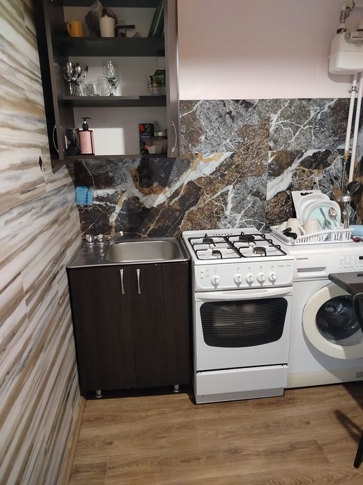 Квартира однокімнатна, подобово. Світло є!