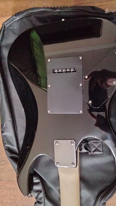 Электрогитара формы суперстрат