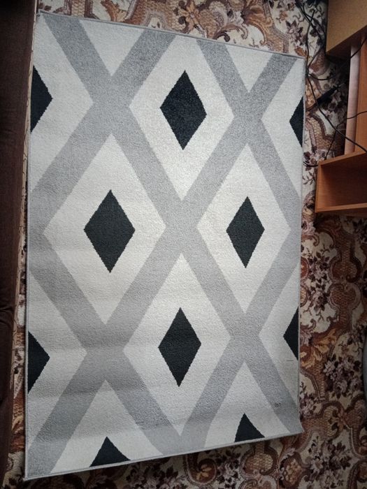Dywan biało-szaro czarny  133 x 195 cm