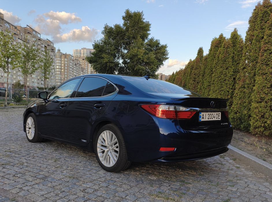 Продам lexus es 300h