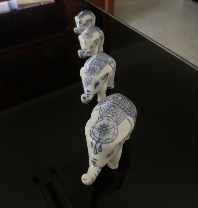Conjunto de elefantes em loiça