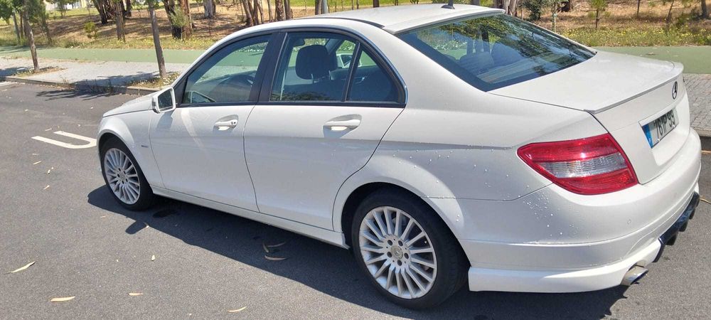 Venda de automóvel Mercedes C 220 CDI AMG com 115125 Km do ano 2010, com livro de histórico na marca, 1 dono.