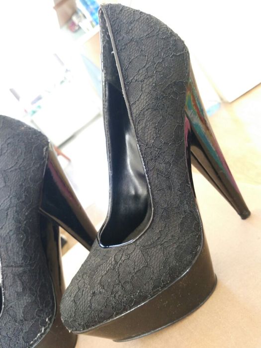 Czarne szpilki w koronkę.