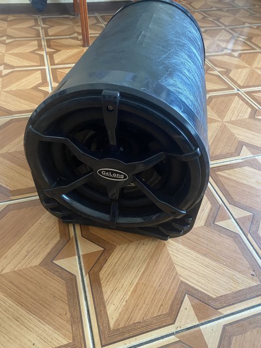 Саб в машину грає на всі бабки