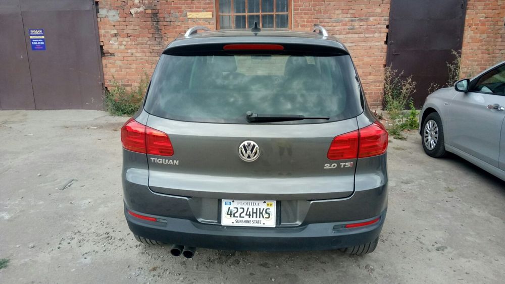 Автототранспорт Фольксваген-Тигуан серебристо серого цвета