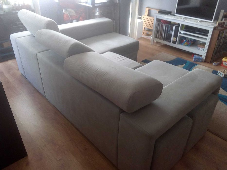 Sofá com chaise longue e dois bancos