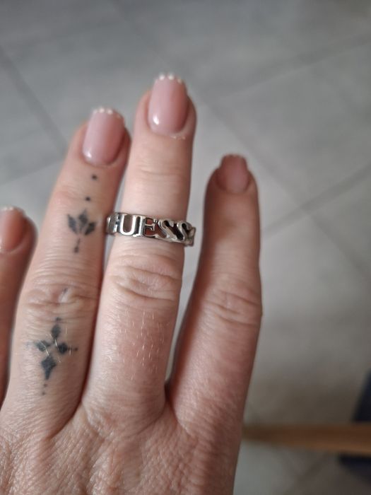 Srebrny pierscionek guess