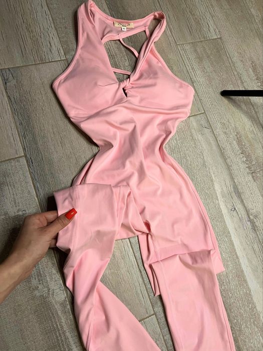 Жіночій комбінезон з відкритою спиною