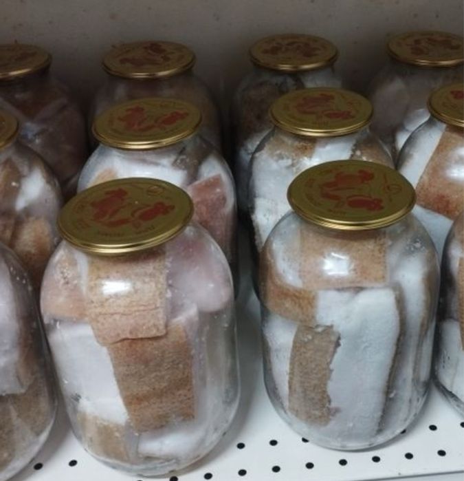 Сало в банках з власного господарства.