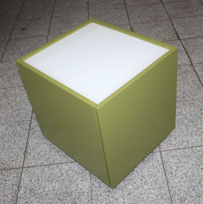 Mesa de cabeceira com tampo em vidro