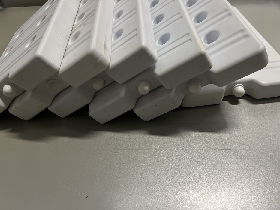 Накопычувачі холоду для морозильних камер та полиці для напоів