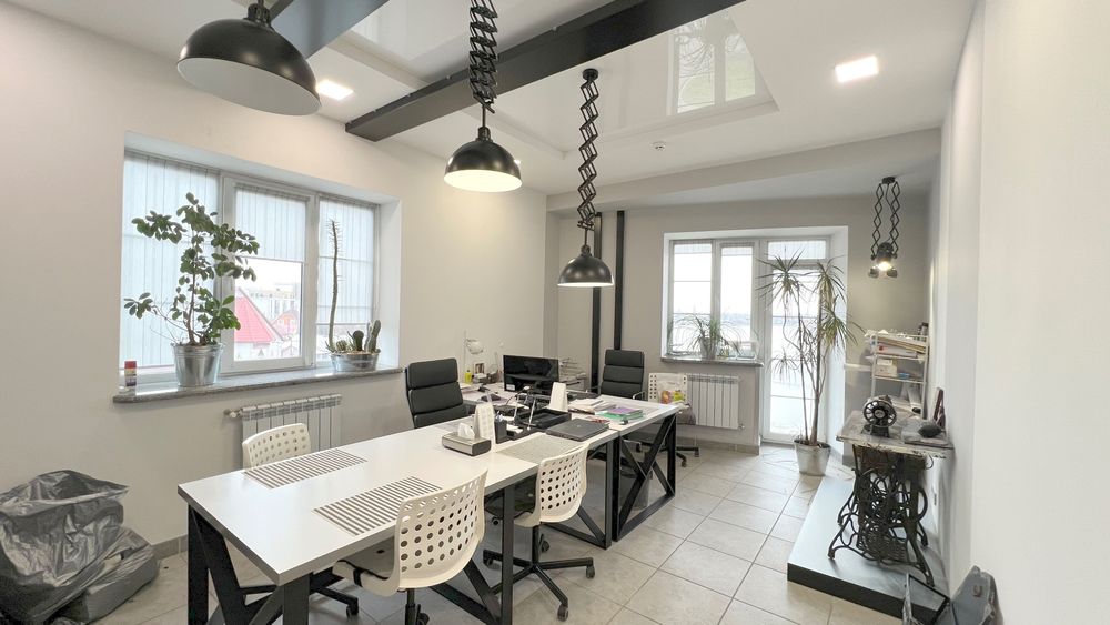 Продаж автономної будівлі 1500 м² на березі озера