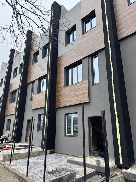 Таун з терасою на даху! Київ