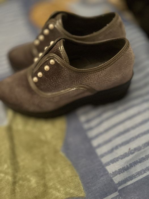 Botins em cinza claro