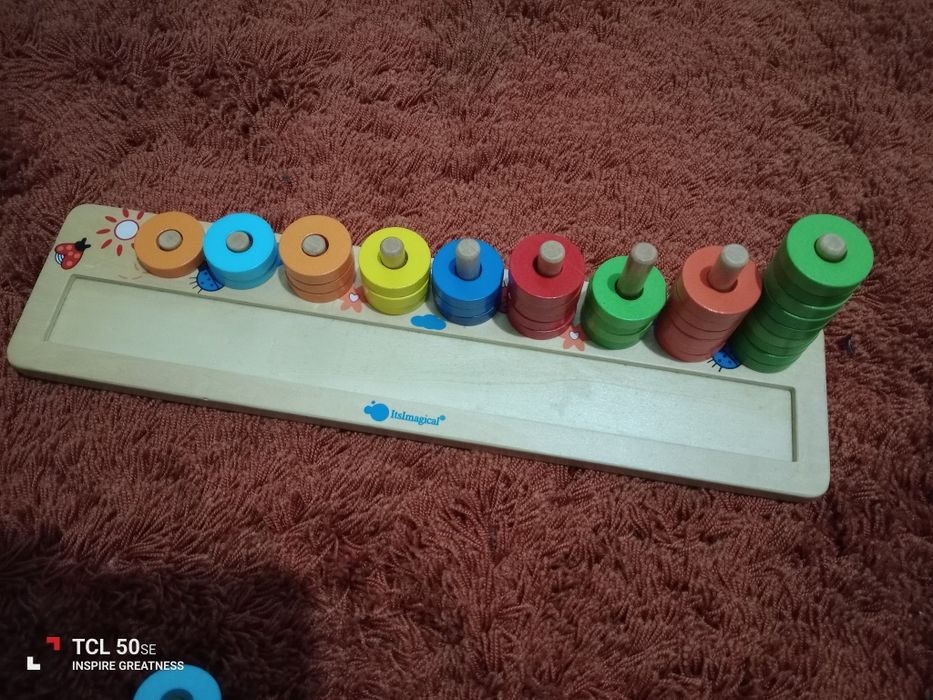 Brinquedo interativo em madeira.