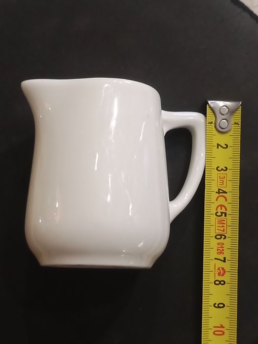 Pequena Leiteira individual da fabrica Vista Alegre - peça rara