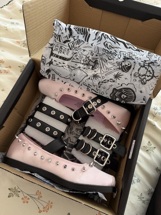 Балетки Dollskill Current Mood туфли с пряжками шипами розовые new rock y2k sugar thrillz demonia punk