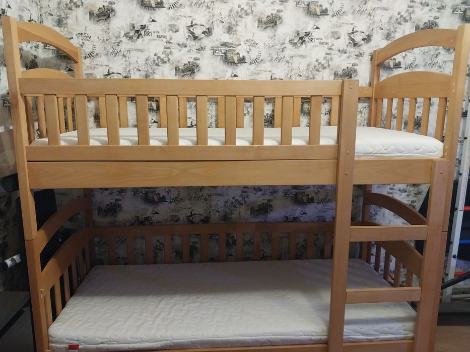 Продам двоповерхове ліжко.