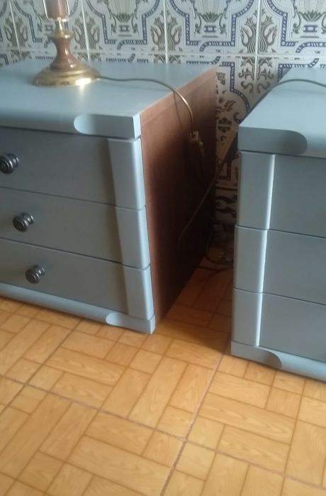 Mesas de cabeceira com 3 gavetas