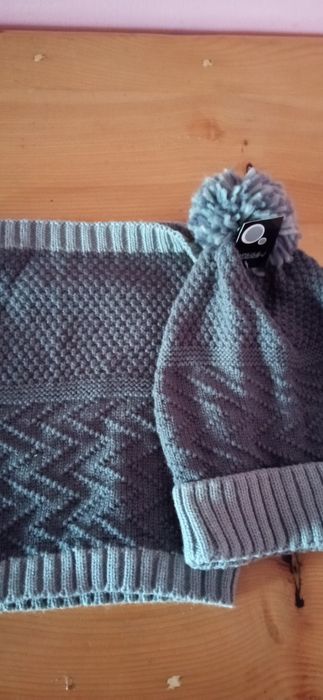 Продам шапку з хомутом.новенькп.сірого кольору.хомут на флісі