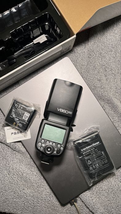 Продам спалах Godox v860II C