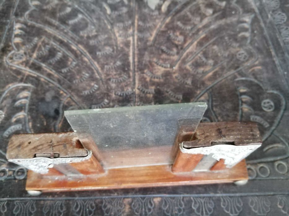 moldura antiga em madeira , metal e vidro , ler anuncio