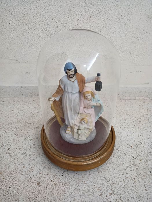 Belíssima redoma com 25cm base em madeira e sagrada família em marfini