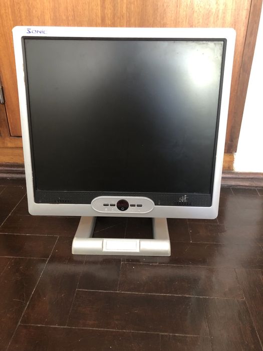 19-inch monitor working perfectly64751544663810120