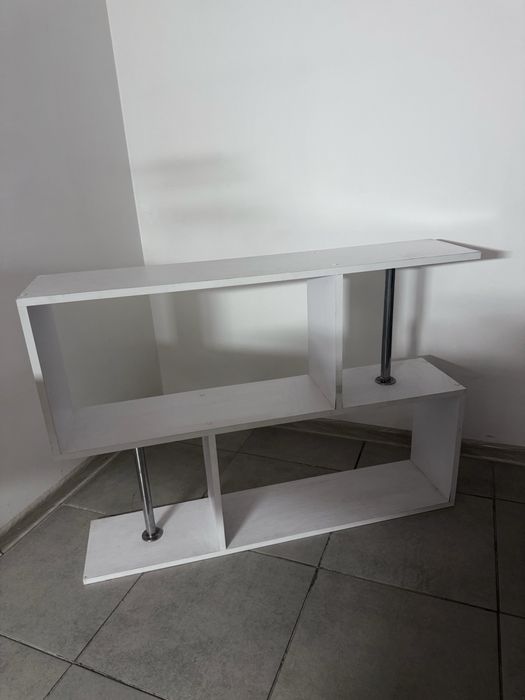 Біла полиця-стелаж сучасного дизайну з хромованими опорами