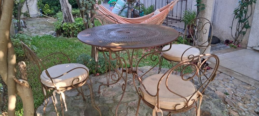Vendo Mesa, 4 Cadeiras e banco de jardim (estrutura em ferro)