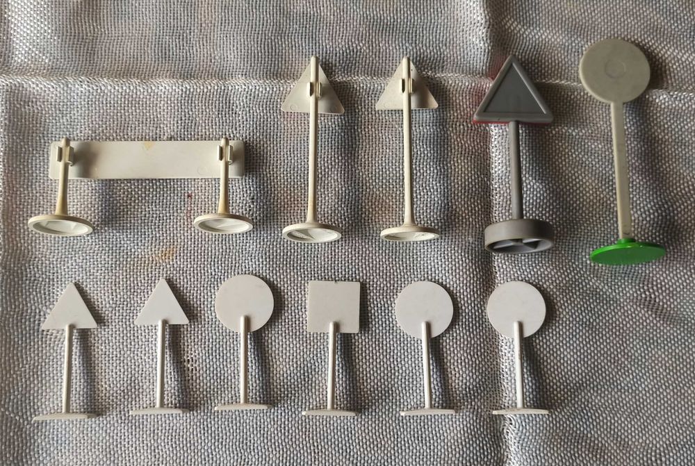 Lote de sinais de transito (algumas da Geobra 1974 antigo Playmobil)