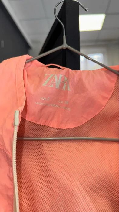 Куртка-вітрівка Zara з капюшоном, розмір S