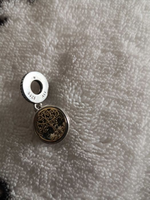 Em prata e ouro de excelente qualidade